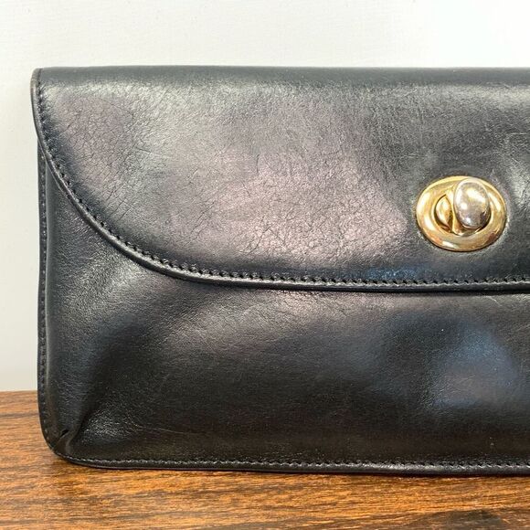 Hobo Women's Solid Twist Lock Closure Leather Wallet Clutch Black - Picture 3 of 11